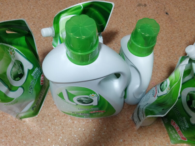 妈妈壹选洗护套装17斤La天然植皂母婴可用新旧包装转换你们买的妈妈壹选洗衣液是白色的还是绿色的，我之前买的是白色，这次怎么是绿色了？
