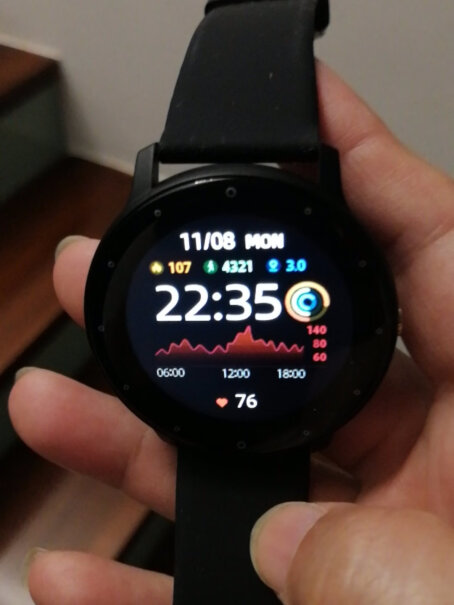 NORTH EDGE 运动手表 NL02「黑色」手表是充电的还是用电子的，请问大家？