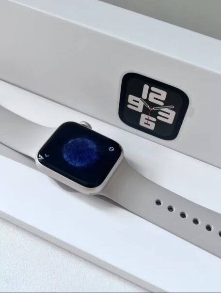Apple Watch SE 2022款手表屏幕一直显示吗？