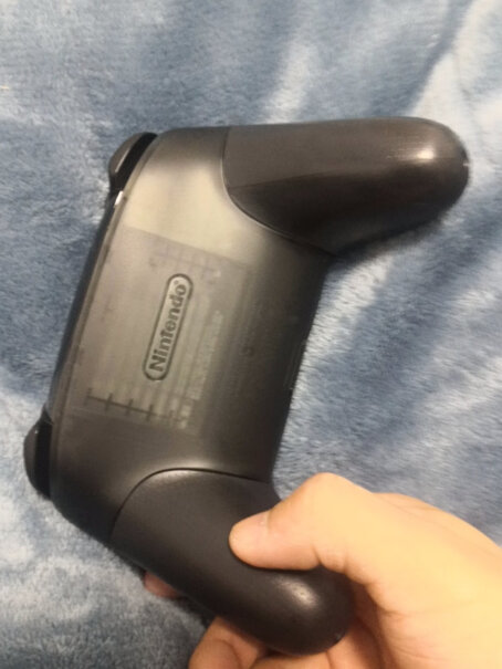 任天堂Nintendo手柄的触感和jc握把一样吗 那种有些许颗粒的塑料感觉？