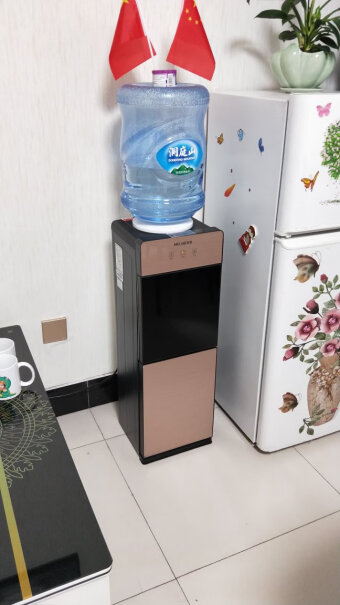 美菱饮水机立式家用办公双开门柜式温这款饮水机能制冷吗，热水能有多少度？