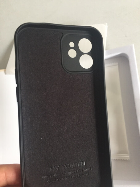 英悦苹果12手机壳iPhone12Pro这个壳摸起来是硅胶的那种软软的嘛？