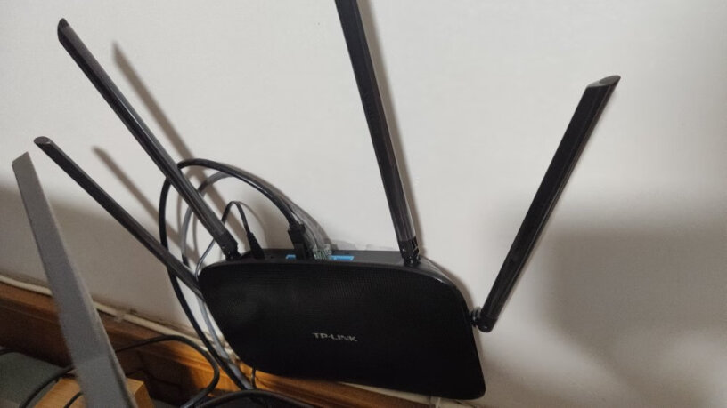 TP-LINK千兆路由器AC1200无线家用里面送的网线快吗？ 用不用再换一根网线啊？