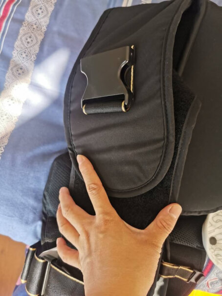 bebebus腰凳抱式背婴带轻享家背带减震有可以放手机钥匙的口袋吗？