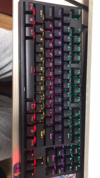 雷神有线游戏机械键盘红轴KG3089R幻彩版如何启用方向键上的数字键盘？