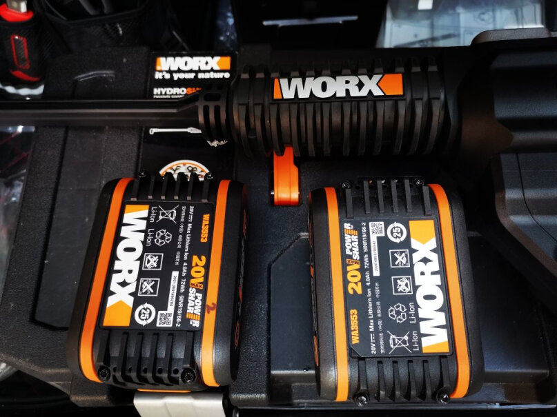 威克士Worx20V锂电电池WA3553通用20伏锂电平台橙色和绿色的通用充电器吗 ？