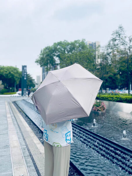 京东京造雨伞太阳伞折叠伞晴雨八骨遮阳便携大号请问这个放到包里压到开关会弹开吗？