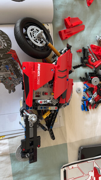 乐高LEGO积木IDEAS系列请问有支架吗?这里的太空小人有多大,几个? 乐高LEGO积木IDEAS系列请问有支架吗?这里的太空小人有多大,几个?