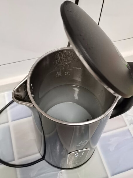 苏泊尔电热水壶多段调温烧水壶水沸腾的时候壶体有明显抖动 底座不稳 这个正常么？