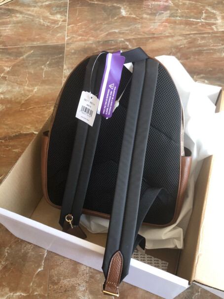 蔻驰COACH这个包可以装个折叠伞吗？