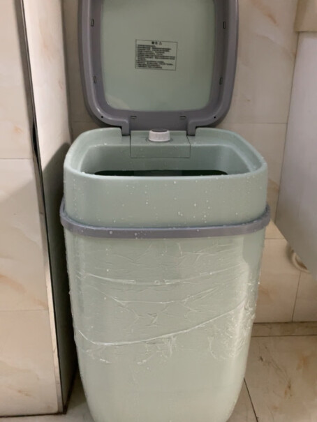 美的3公斤半自动洗鞋机360°全方位清洁大家收到这款洗鞋机里面有水吗，我这个里面都是水？