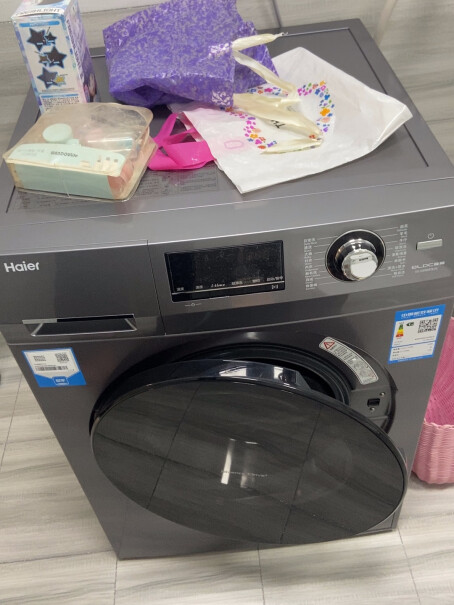 海尔（Haier滚筒洗衣机全自动想问下师傅安装的时候 洗衣机底下是否有东西固定？