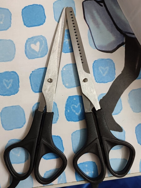 奥克斯剃头理发器电推子成人电推剪婴儿电动剪发器白色的刀片是塑料的吗？