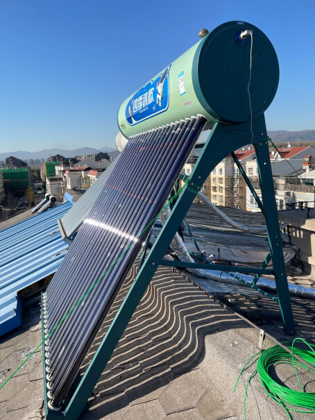 四季沐歌航+极光太阳能热水器请问一下我们家住小区房顶楼，这种热水器能装在顶楼吗？