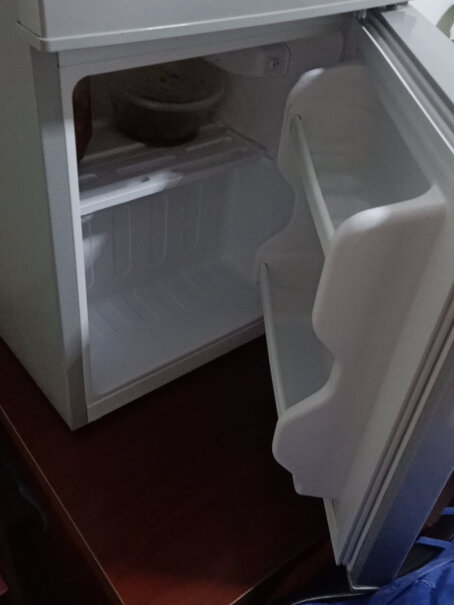 荣事达迷你冰箱小小型双门电冰箱家用宿舍冷冻冷藏节能请问这个声音大不大 冷冻可以冻冰淇淋没 一天要多少度电啊？