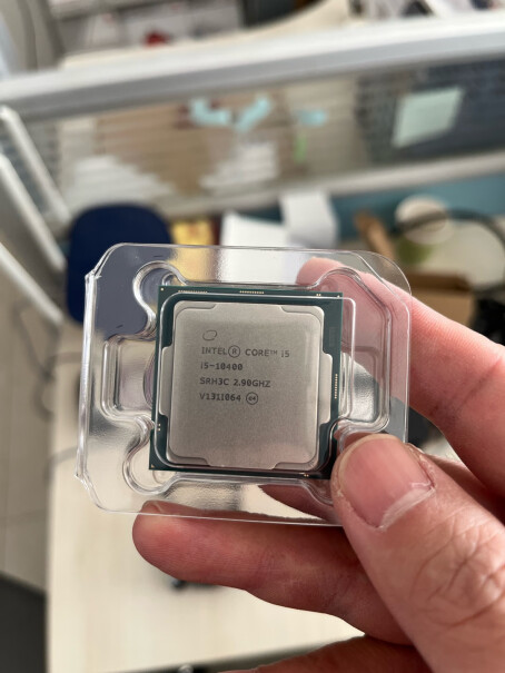 Intel i5-10400 盒装CPU处理器用原装散热器满载多少度？