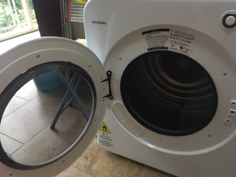 韩国现代烘干机家用直排式滚筒6公斤干衣机小型婴儿排气口的水汽大吗，能不能放在室内？