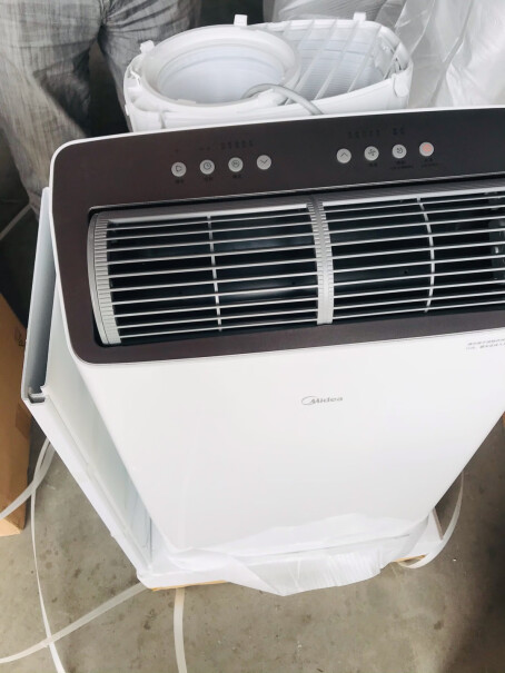 美的移动空调小1匹单冷家用厨房一体机免安装便捷立式空调平均1时候多少度电？