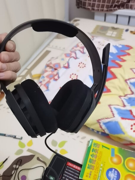 罗技AstroA10这个耳机是连蓝牙的吗？