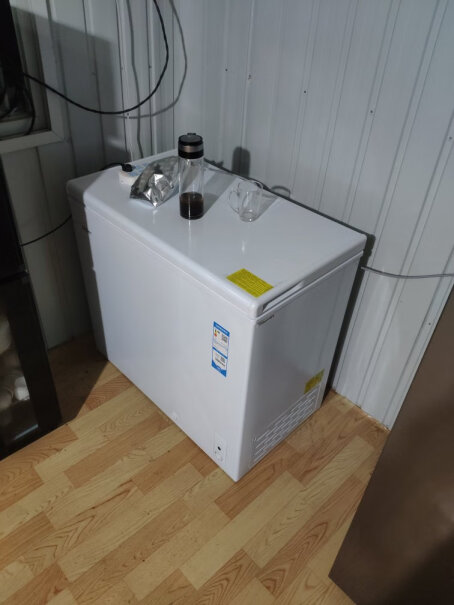 海尔202升家用冷藏冷冻转换冰柜已经安装好了，正常的。问一个，掩了盐的肉能不能直接装在冷柜里面？