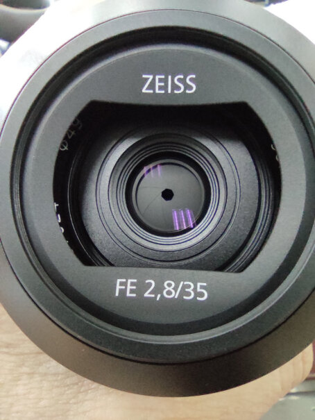 索尼Sonnar T* FE 35mm F2.8 ZA想问一下现在的包装里是不是没有蔡司出厂编号（带签名的那个）标签了？