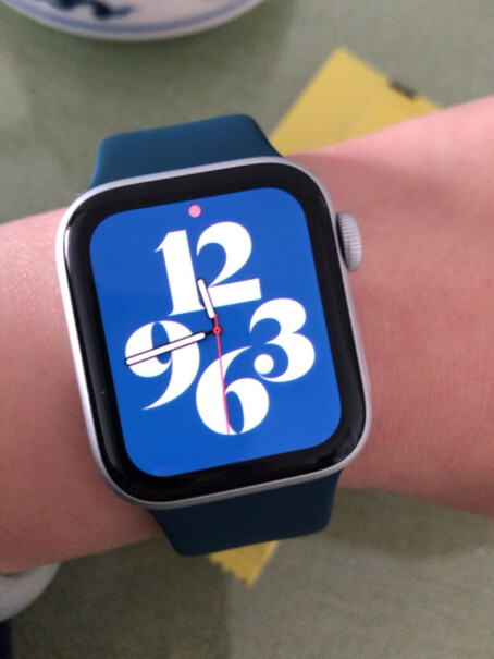 Apple Watch SE 智能手表 GPS款 40毫米米金色铝金属表壳 星光色运动型表带MKQ0午夜色适合女生不？