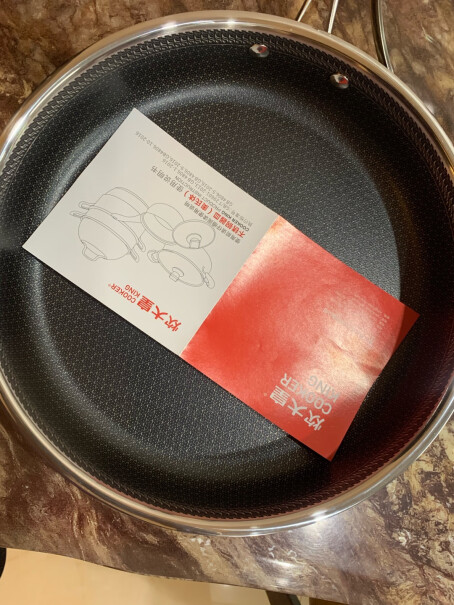 炊大皇平底锅既然是不锈钢的，里面为什么是黑色的？是不是有其他涂层？