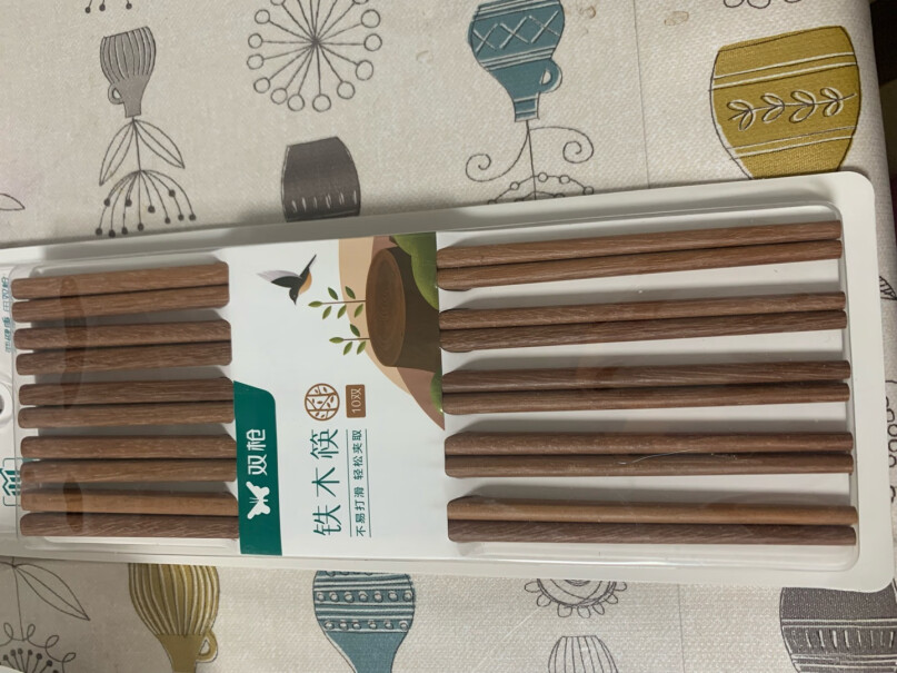 双枪筷子10双装原木铁木筷子家用实木筷子套装这个有油漆吗？