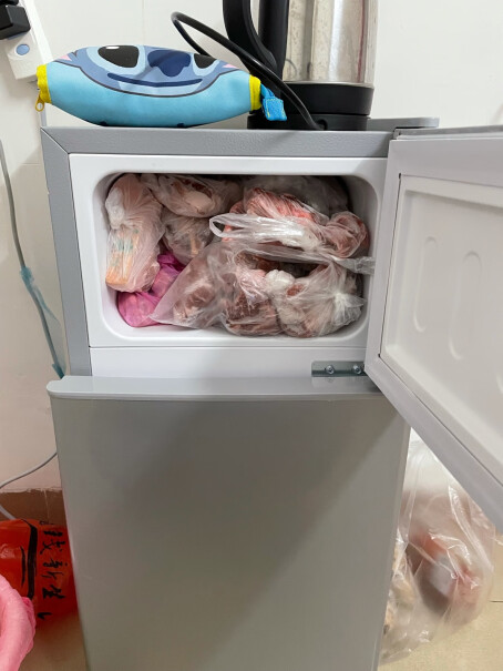 奥克斯家用双门迷你小型冰箱冷藏冷冻保鲜小冰箱请问是不风冷的？