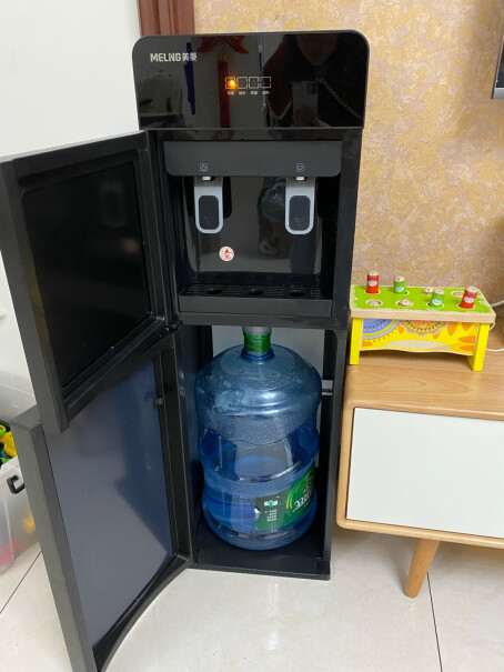 美菱饮水机下置式家用立式温热型6岁小孩可以够得着吗？