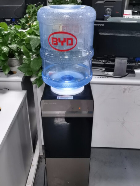 美菱饮水机家用立式办公双开门柜式温热型饮水器MY-L109有异味吗？