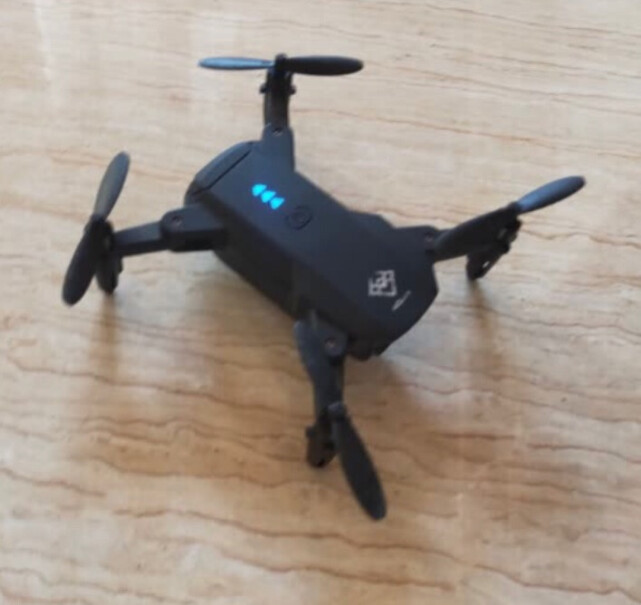 雅得遥控飞机无人机高清实时航拍智能定高折叠四轴飞行器男孩玩具能换1800ma电池么？