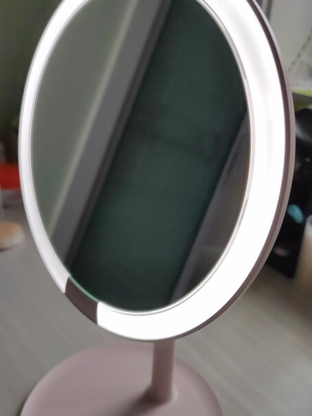 AMIRO化妆镜子请问大家的镜面跟下面的底座是正对着的吗？