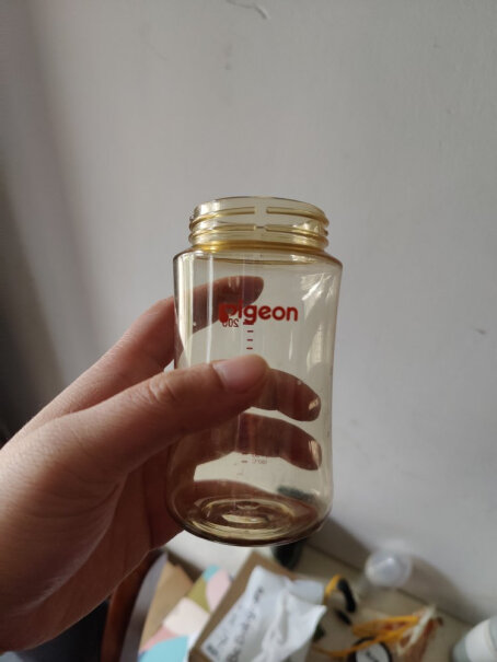 贝亲（Pigeon奶瓶自然实感第3代奶瓶第三代的PPSU瓶身为什么那么薄，稍微用力捏一下就凹进去，正常？