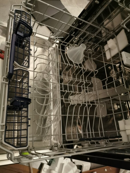 美的15套大容量嵌入式洗完后食物残渣是留在机器里？需要清理吗？热风烘干会不会造成食物残渣空气二次污染？