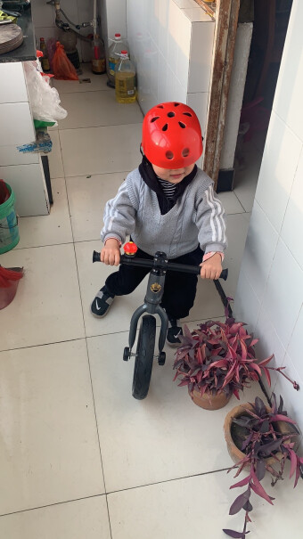 永久儿童平衡车滑步车两轮无脚踏单车炫酷灰有给轮胎打气的吗？