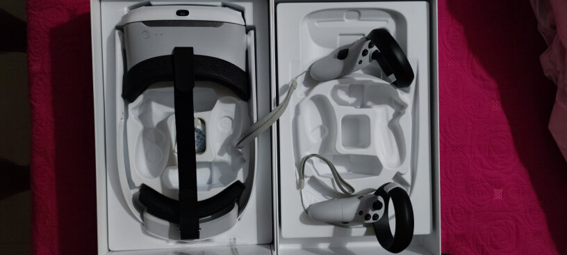 爱奇艺奇遇3 VR一体机各位亲，请问到手后只有一头盔加两手柄吗？是直接在steam上面下载吗？