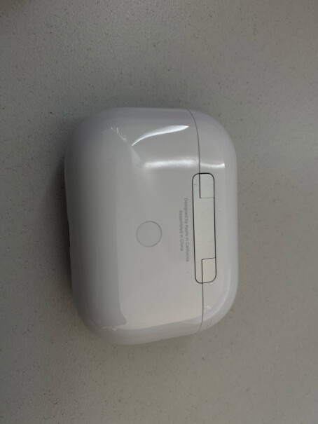 Apple AirPods Pro (第二代) 配MagSafe无线充电盒 主动降噪无线蓝牙耳机 适你们收到的二代pro那个缝隙里有没有黑色东西擦不掉，有小部分能擦掉？