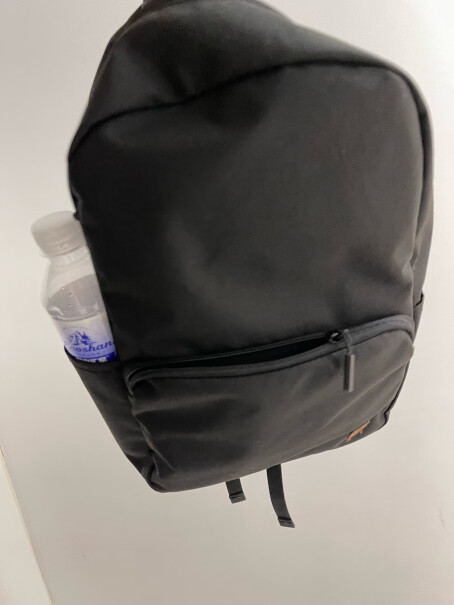 京东京造 云感轻量小背包10L可以放笔记本电脑吗？