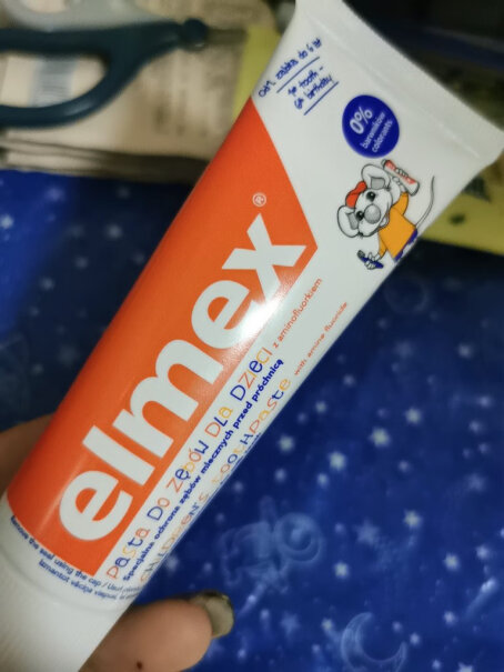 牙膏艾美换牙ELMEX12防蛀含氟少儿请问这个牙膏的膏体是透明啫喱的还是不透明奶油状的呀？