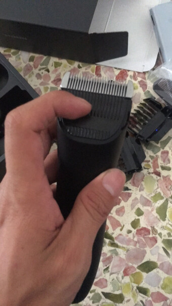 飞科FLYCO专业电动理发器成人儿童电推剪剃头电推子各位买家，你们的理发器充满电会变色吗？