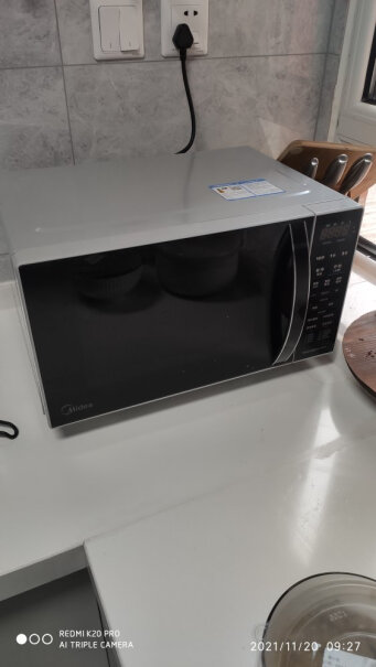 美的变频微波炉家用微烤一体机使用以后，微波炉外壳上面热吗，烫吗，我要放进柜子里，离柜子上端板材大约5cm。