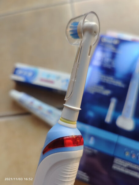 欧乐B电动牙刷成人小圆头牙刷情侣礼物3D声波旋转摆动充电式刷头多久换？