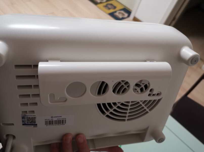 艾美特温室系列取暖器这个配的可以吹毛巾的那个小架子，抬高一定角度能固定住不动吗？