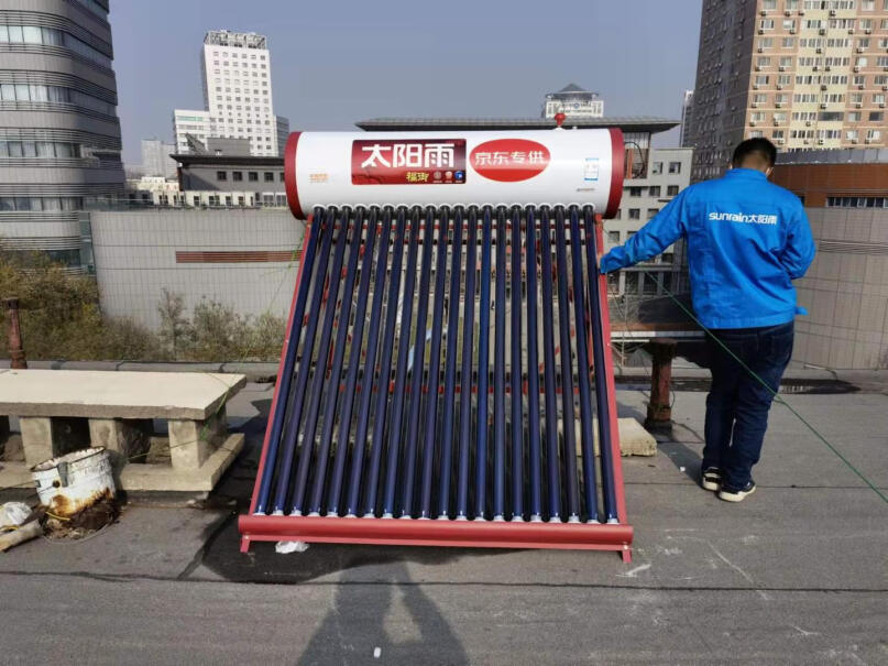 太阳雨太阳能热水器家用全自动请问装屋顶，最上层热水流量小，怎么解决的，装多大的增压泵？