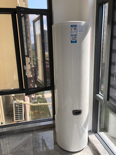 海尔空气能热水器家用200升纯空气能加热我家在1楼要怎么装？