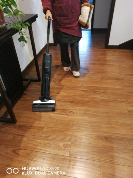 添可TINECO无线智能洗地机芙万2.0LED家用扫地机吸拖一体手持吸尘器拖地效果是否比扫地机器人好？