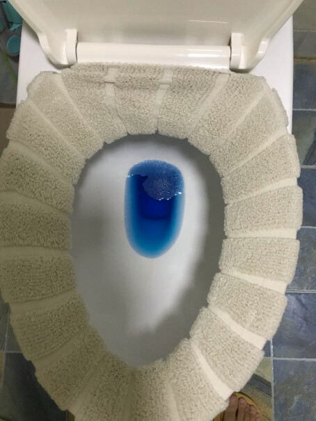 英国vilosi洁厕宝蓝泡泡250g*3扔水里沉底是是吗，不是浮起来的？