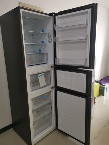 海尔冰箱三门风冷面板颜色怎么有点花的嘛？