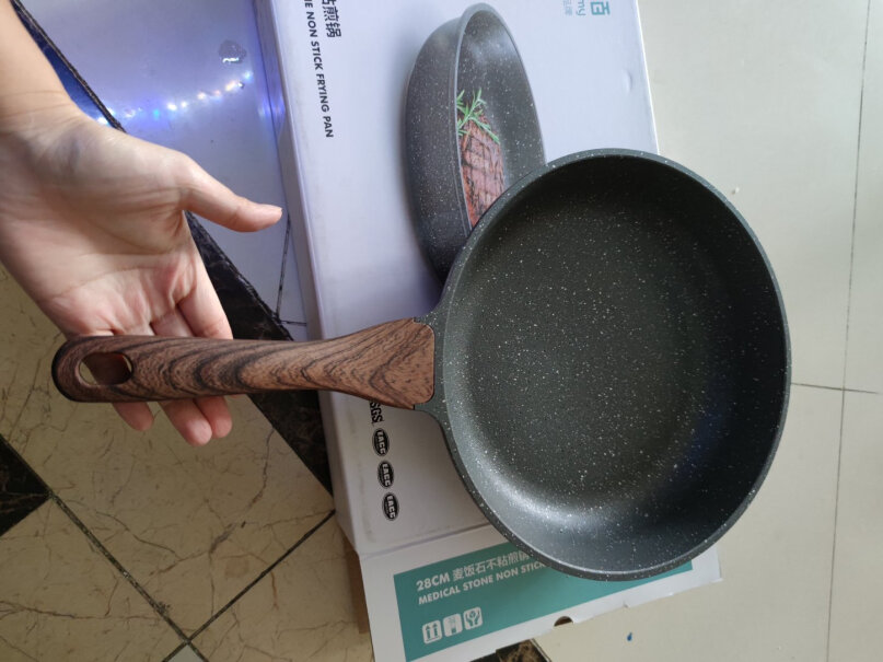 佳佰麦饭石不粘平底煎锅煎饼煎蛋牛排电磁炉通用平底锅28cm哪生产的？